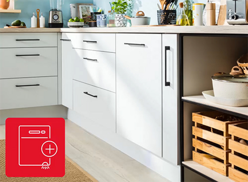 Zbliżenie na zmywarkę w kuchni z zaznaczoną funkcją BlueDot RGB (Red, Green, Blue)