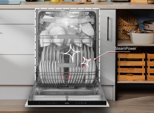 Otwarta zmywarka z wydobywająca się parą; w środku błyszczące naczynia 