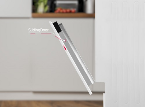 Otwarte drzwi zmywarki pokazane od boku