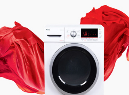 Suszarka ładowana od frontu marki Amica, w tle czerwone prześcieradło 