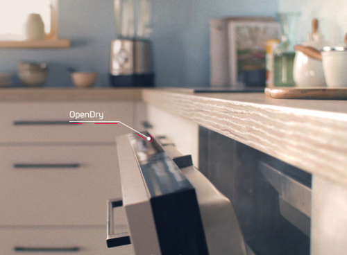 Zbliżenie na otwartą zmywarkę z zaznaczoną funkcją OpenDry