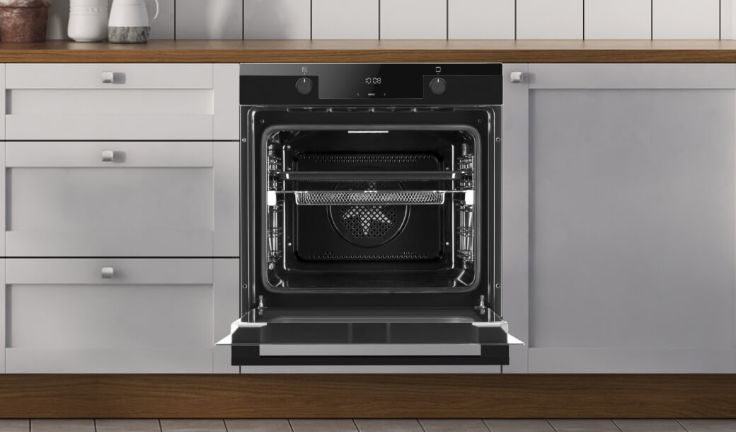 Piekarnik Amica w pozycji otwartej w jasnej zabudowie kuchennej z uchwytami