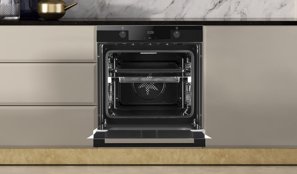 Piekarnik Amica w pozycji włączonej w jasnej zabudowie kuchennej bez uchwytów