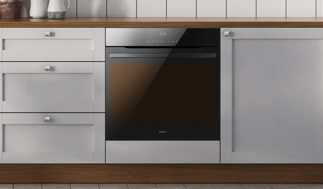 Piekarnik Amica w pozycji włączonej w jasnej zabudowie kuchennej z uchwytami