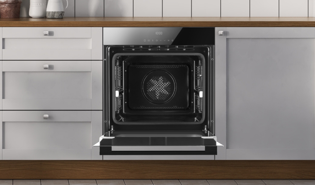 Otwarty piekarnik Amica w jasnej zabudowie kuchennej z uchwytami