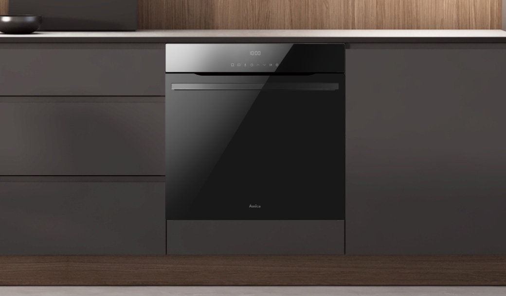 Piekarnik Amica w pozycji zamkniętej w ciemnej zabudowie kuchennej bez uchwytów