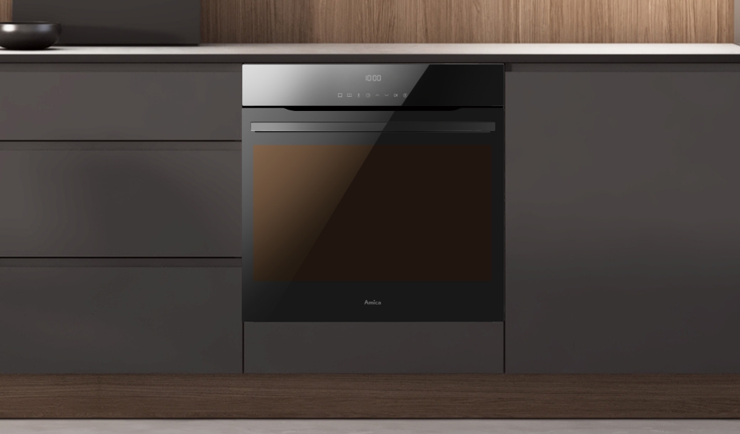  Piekarnik Amica w pozycji włączonej w ciemnej zabudowie kuchennej bez uchwytów