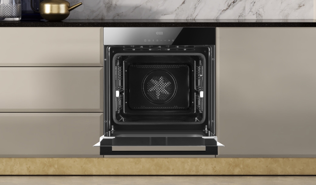 Otwarty piekarnik Amica w jasnej zabudowie kuchennej bez uchwytów