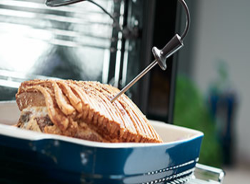 Naczynie żaroodporne z mięsem w środku oraz termosondą wbitą w nie