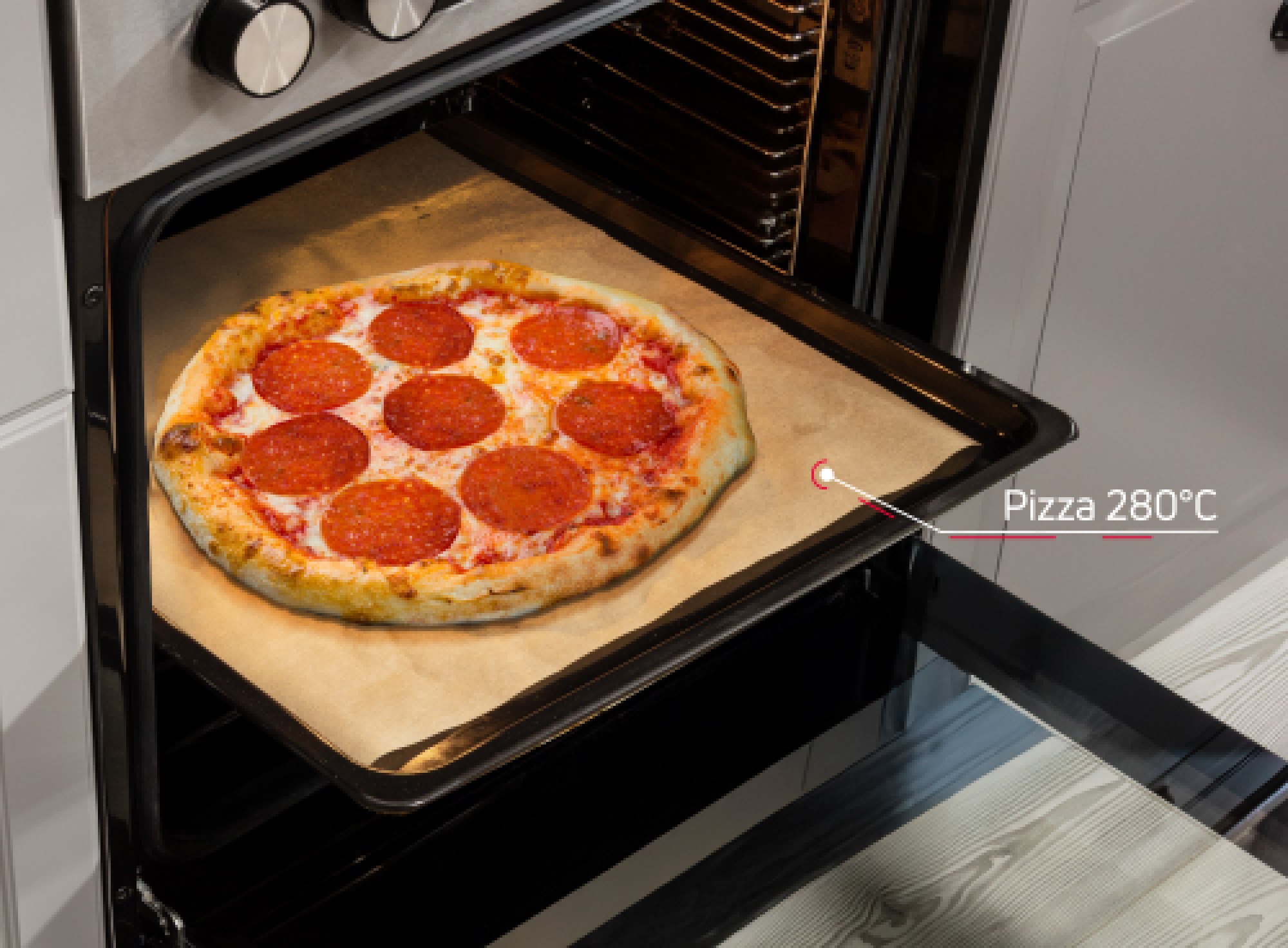Otwarty piekarnik z wysuniętą blachą do pieczenia, na której znajduje się pizza przygotowana dzięki Funkcji Pizza 280°C