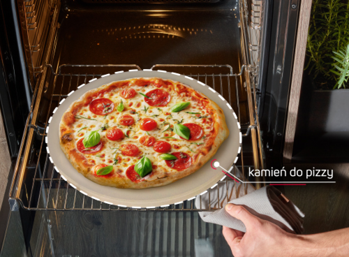 Zbliżenie na wnętrze piekarnika, widok z góry na kamień do pizzy