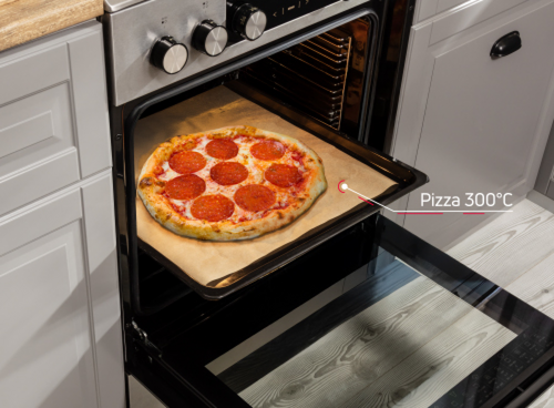 Otwarty piekarnik z pizzą na blasze; biały napis 300°C wskazujący temperaturę pieczenia pizzy